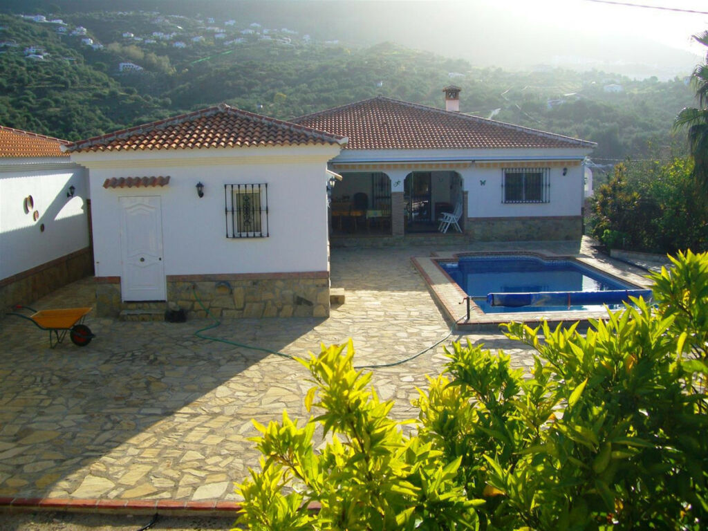 Detached Villa Alcaucín Málaga - image 2