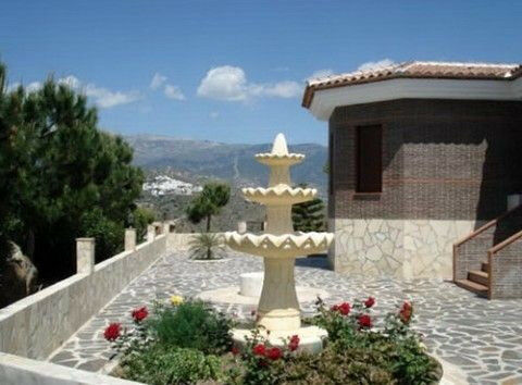 Detached Villa Sayalonga Málaga - image 2