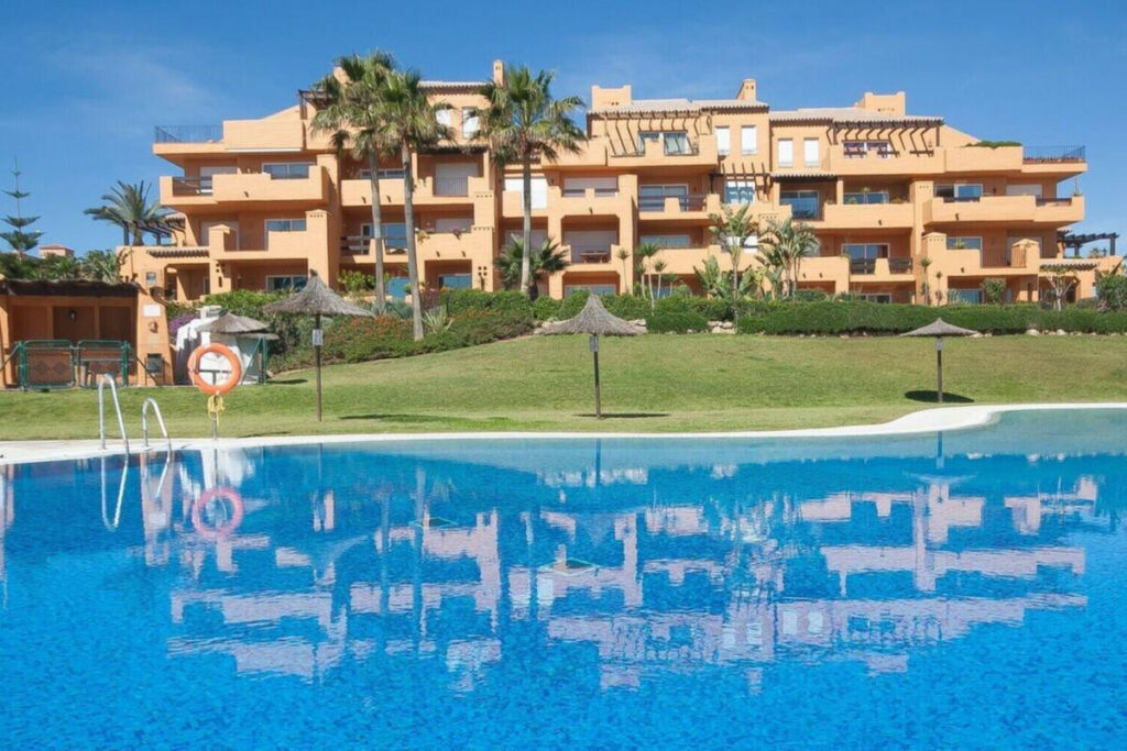 Middle Floor Apartment La Duquesa Málaga - image 2