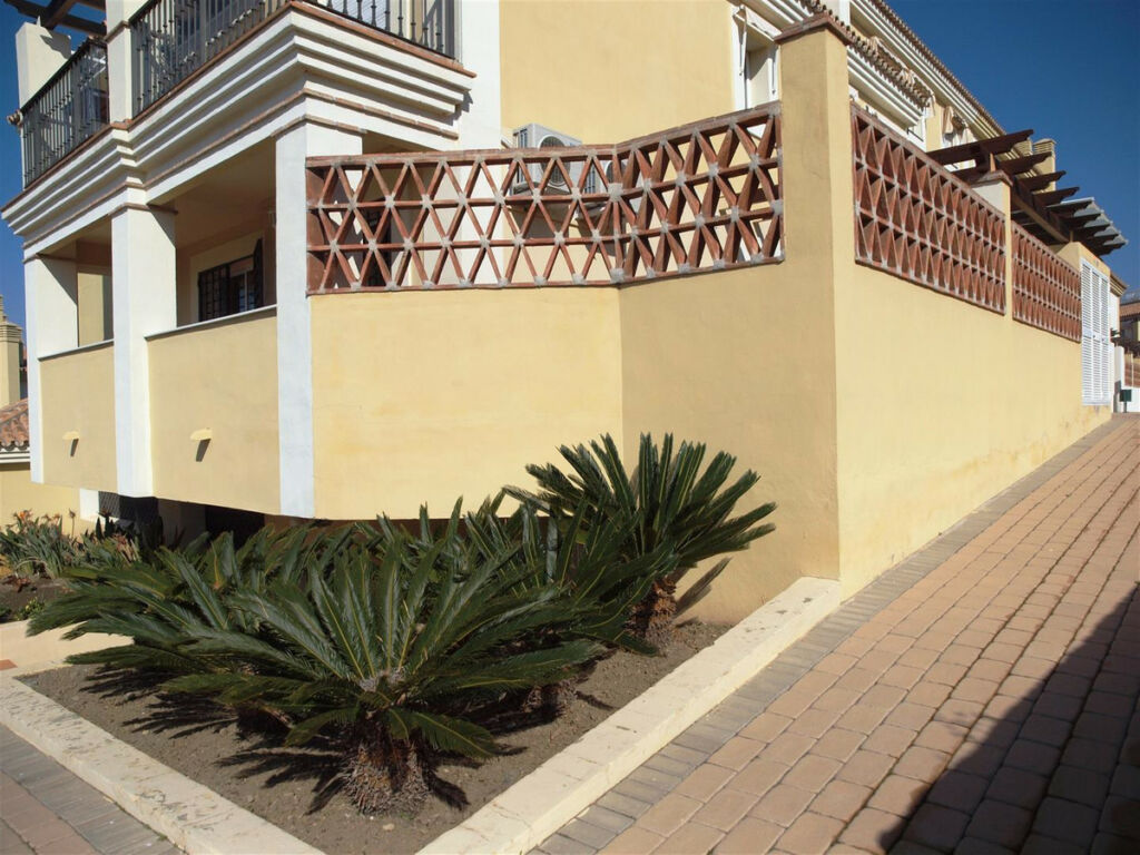 Middle Floor Apartment Caleta de Vélez Málaga - image 2