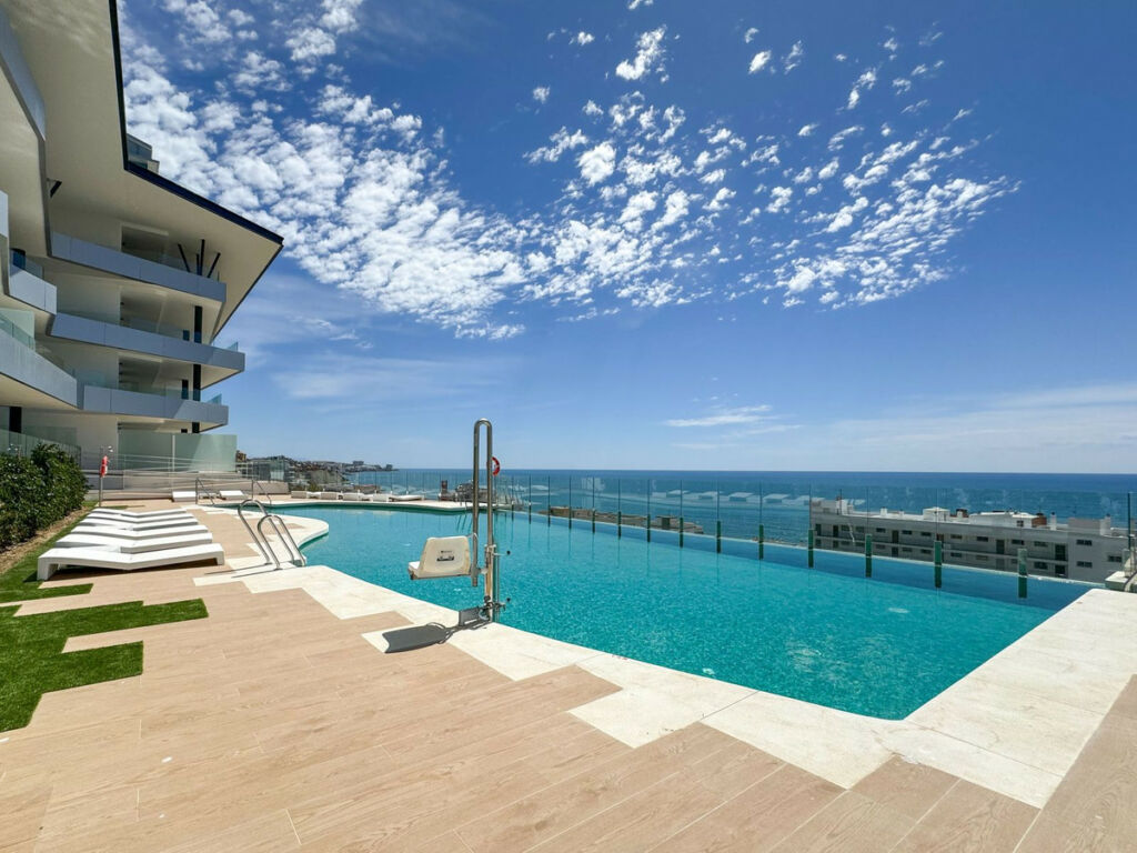 Middle Floor Apartment Fuengirola Málaga - image 2