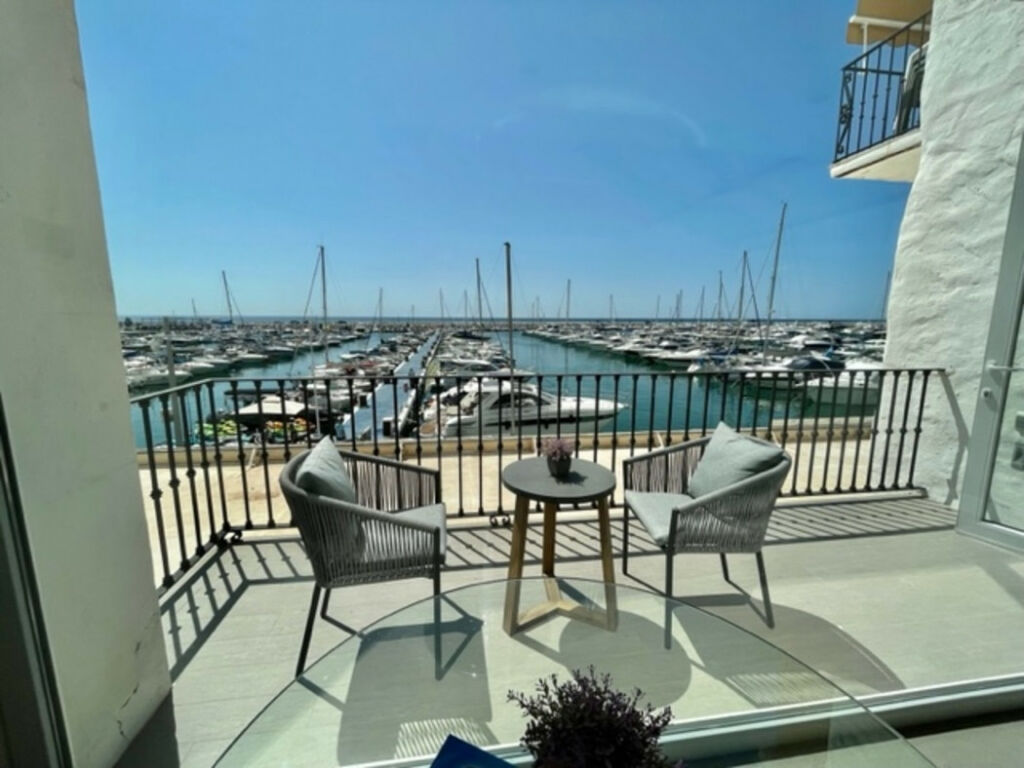 Middle Floor Apartment Puerto Banús Málaga - image 2