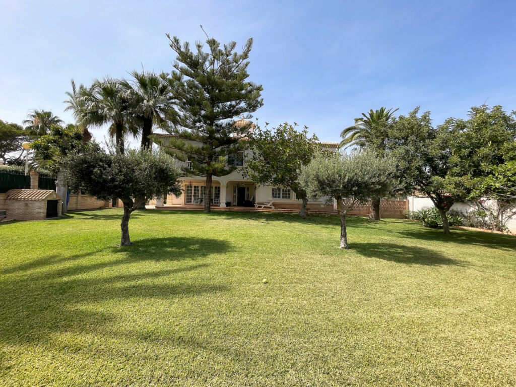 Detached Villa Cabo Roig Alicante - image 2