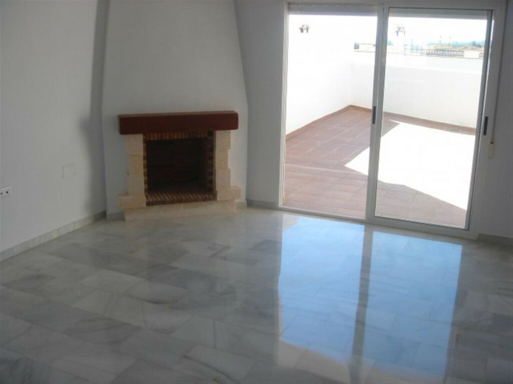 Townhouse Benajarafe Málaga - image 2