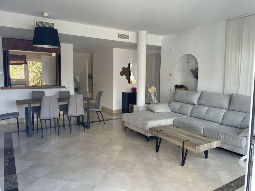 Townhouse Istán Málaga - image 2