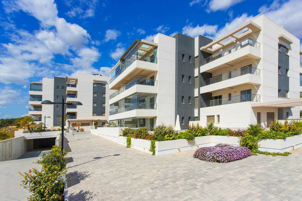 Middle Floor Apartment Villamartin Alicante - image 2