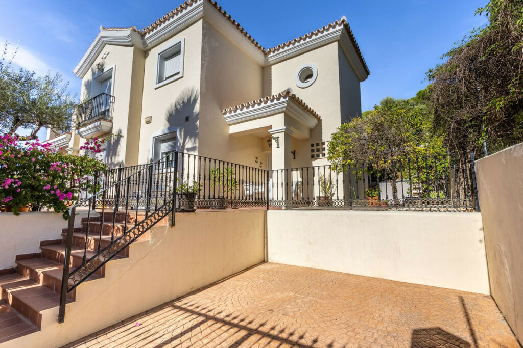 Detached Villa Alhaurin Golf Málaga - image 2