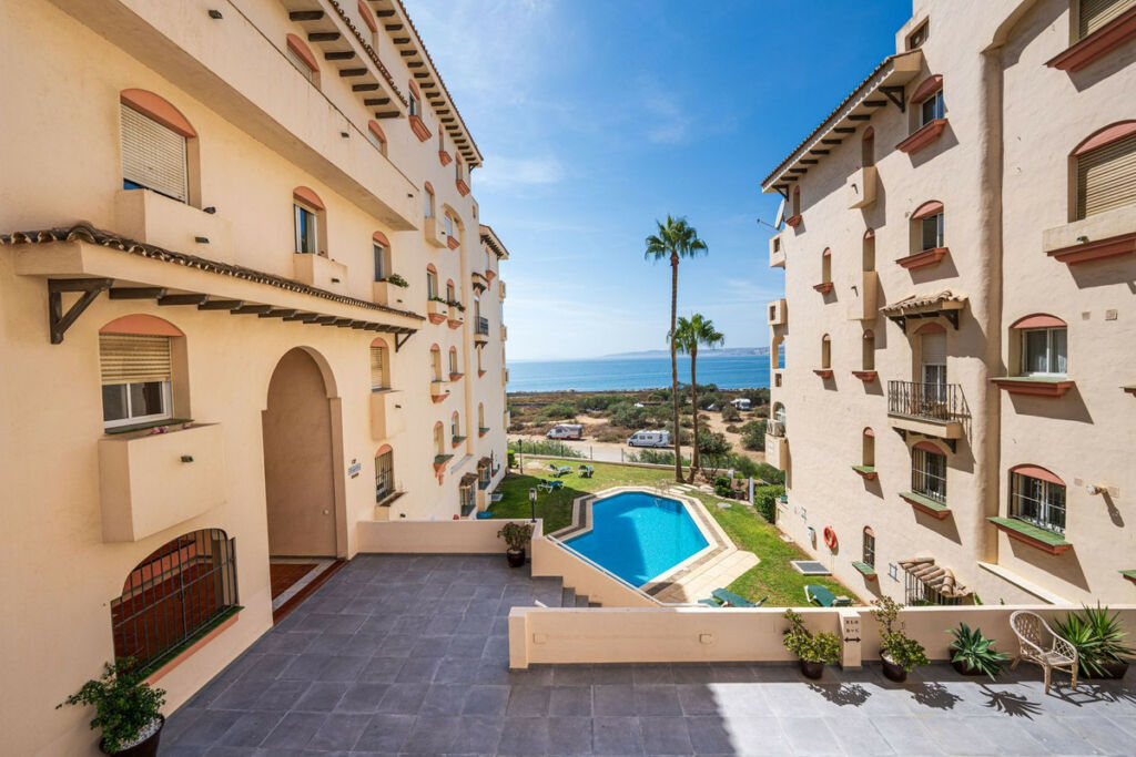 Middle Floor Apartment Estepona Málaga - image 2