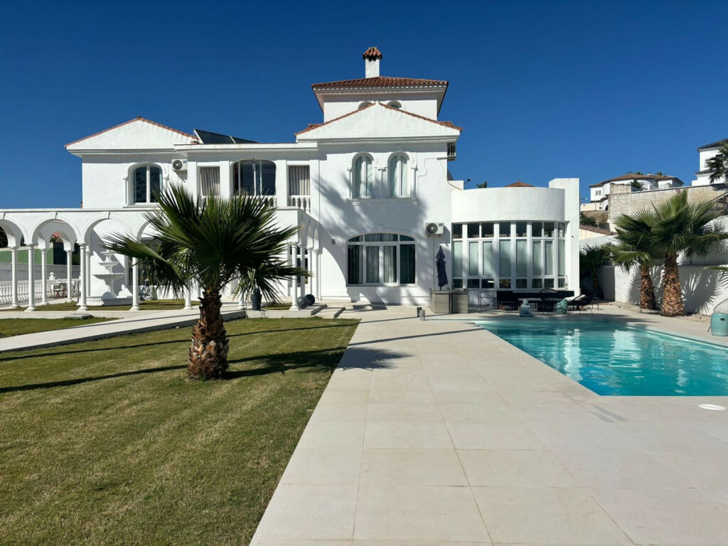 Detached Villa La Línea Cádiz - image 2