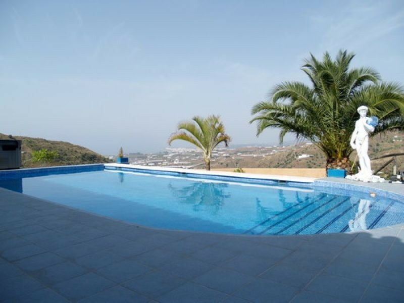 Detached Villa Sayalonga Málaga - image 2