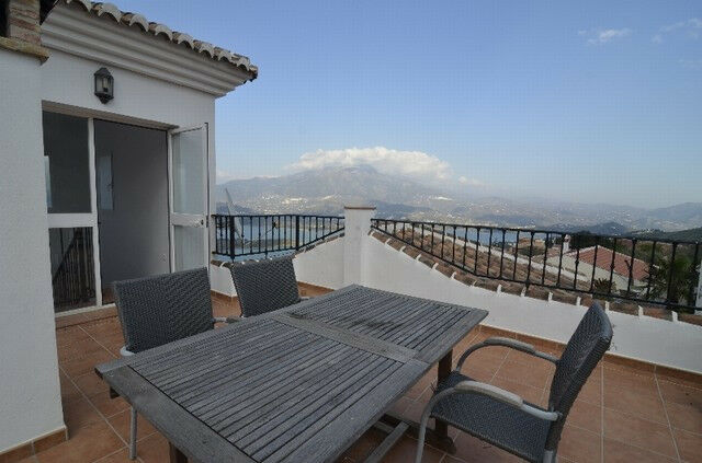 Detached Villa Viñuela Málaga - image 2