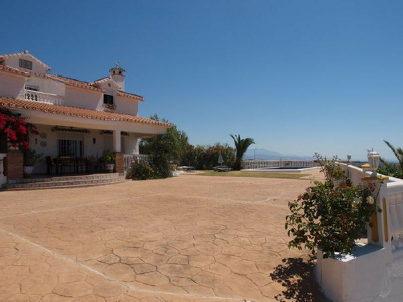 Detached Villa Benajarafe Málaga - image 2