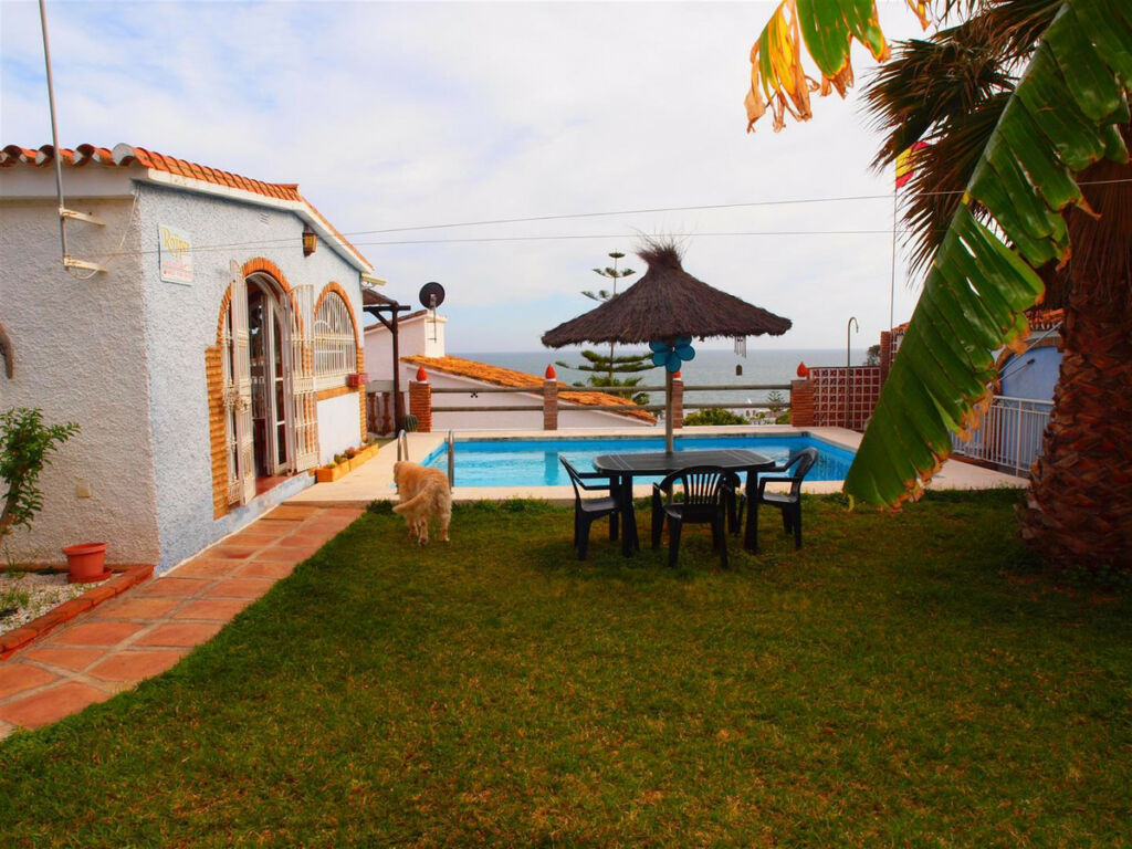 Detached Villa Benajarafe Málaga - image 2