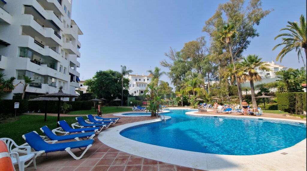 Middle Floor Apartment Puerto Banús Málaga - image 2