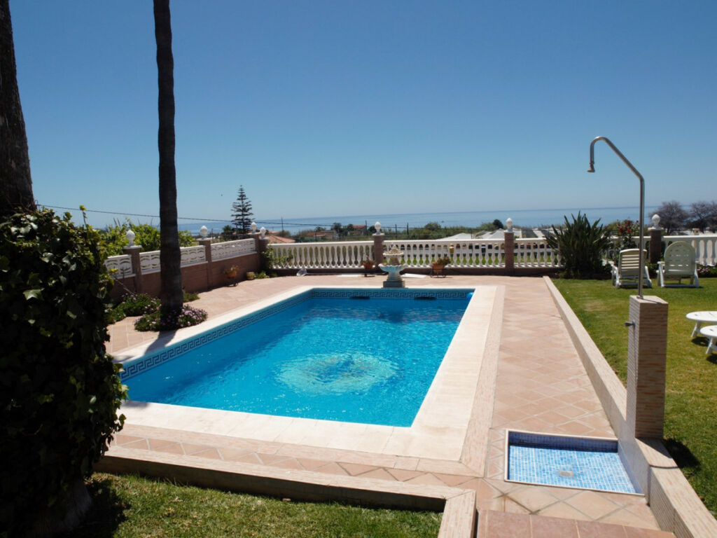 Detached Villa Almayate Málaga - image 2