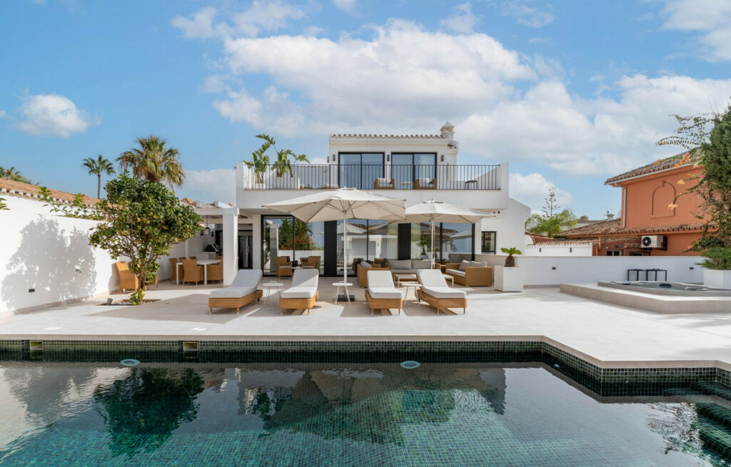 Detached Villa El Rosario Málaga - image 2