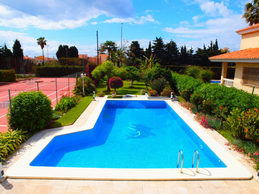 Detached Villa Benajarafe Málaga - image 2