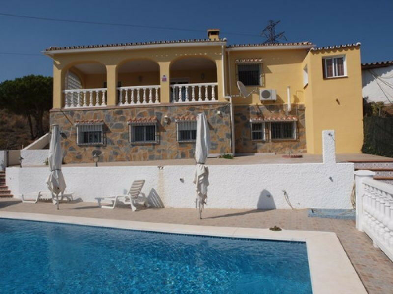 Detached Villa Benajarafe Málaga - image 2