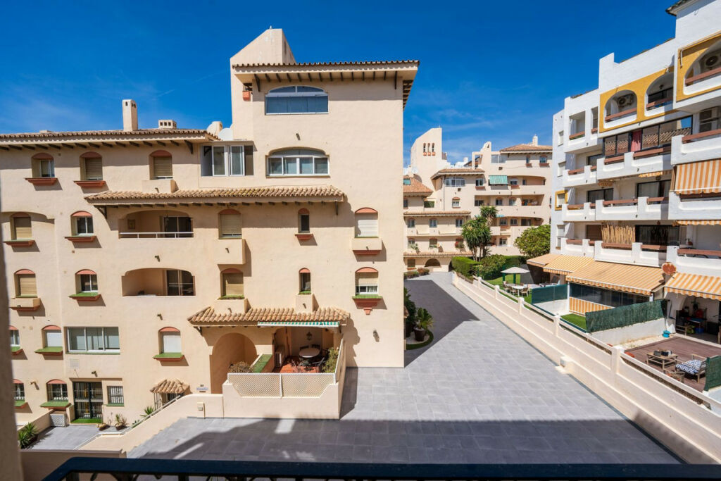 Middle Floor Apartment Estepona Málaga - image 21
