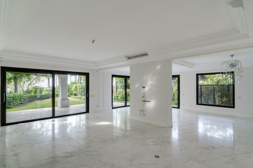 Detached Villa The Golden Mile Málaga - image 29