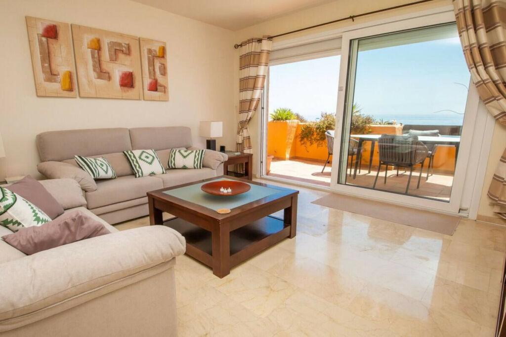 Middle Floor Apartment La Duquesa Málaga - image 3