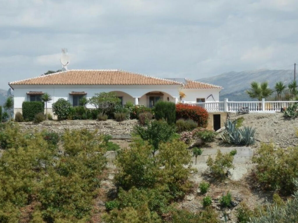 Detached Villa La Viñuela Málaga - image 3