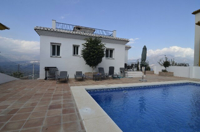 Detached Villa Viñuela Málaga - image 3