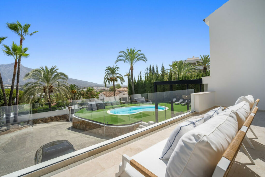 Detached Villa Nueva Andalucía Málaga - image 3