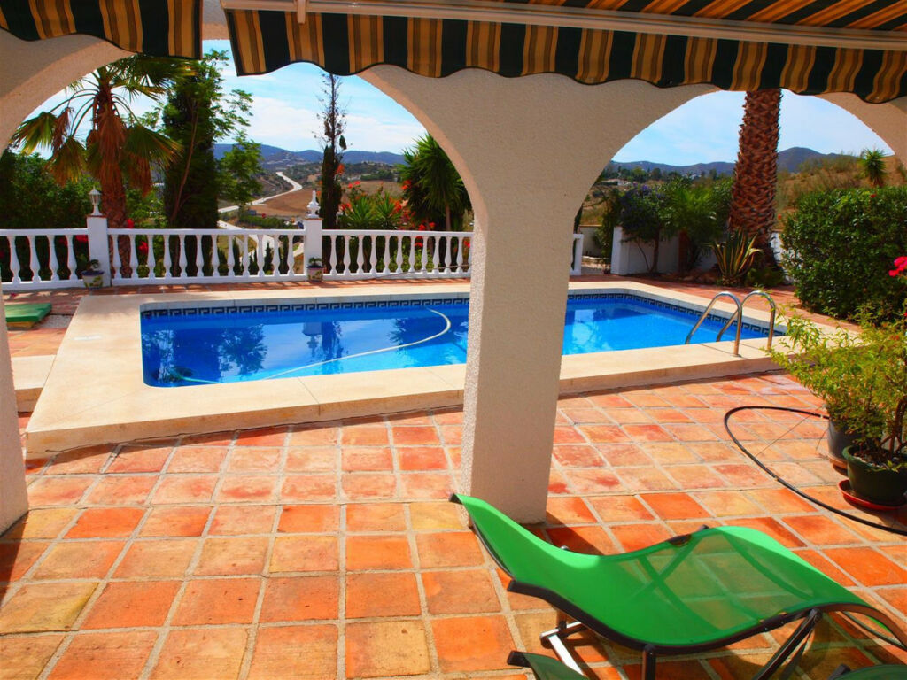 Detached Villa Viñuela Málaga - image 3