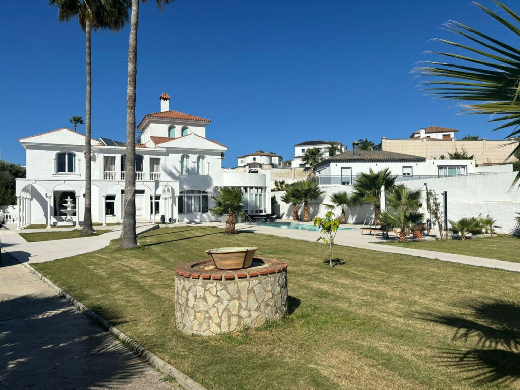 Detached Villa La Línea Cádiz - image 3