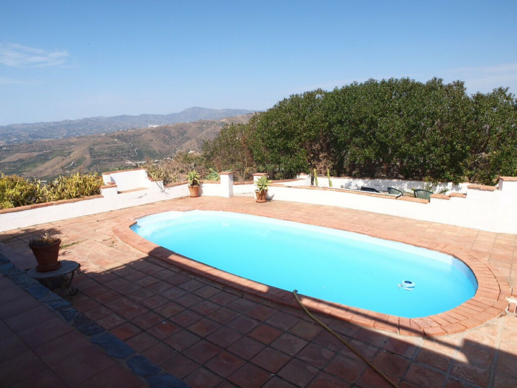 Detached Villa Canillas de Aceituno Málaga - image 3