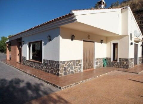 Detached Villa Sayalonga Málaga - image 3