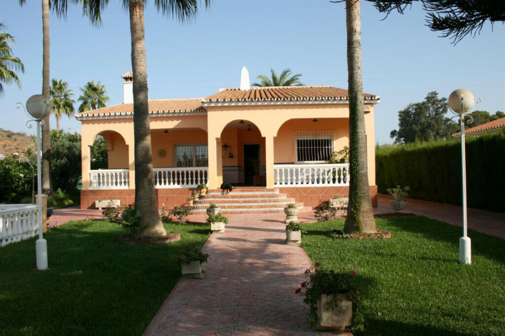 Detached Villa Benajarafe Málaga - image 3