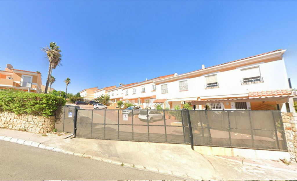Townhouse La Duquesa Málaga - image 3