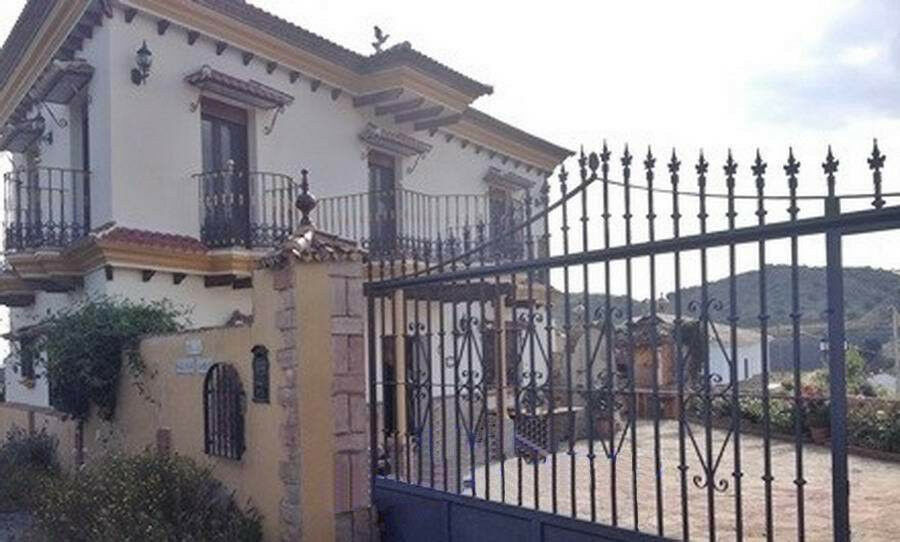 Detached Villa Almayate Málaga - image 3