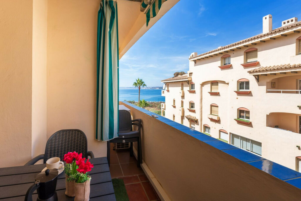 Middle Floor Apartment Estepona Málaga - image 3