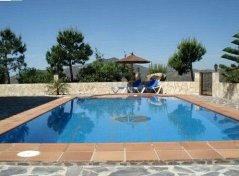 Detached Villa Sayalonga Málaga - image 3