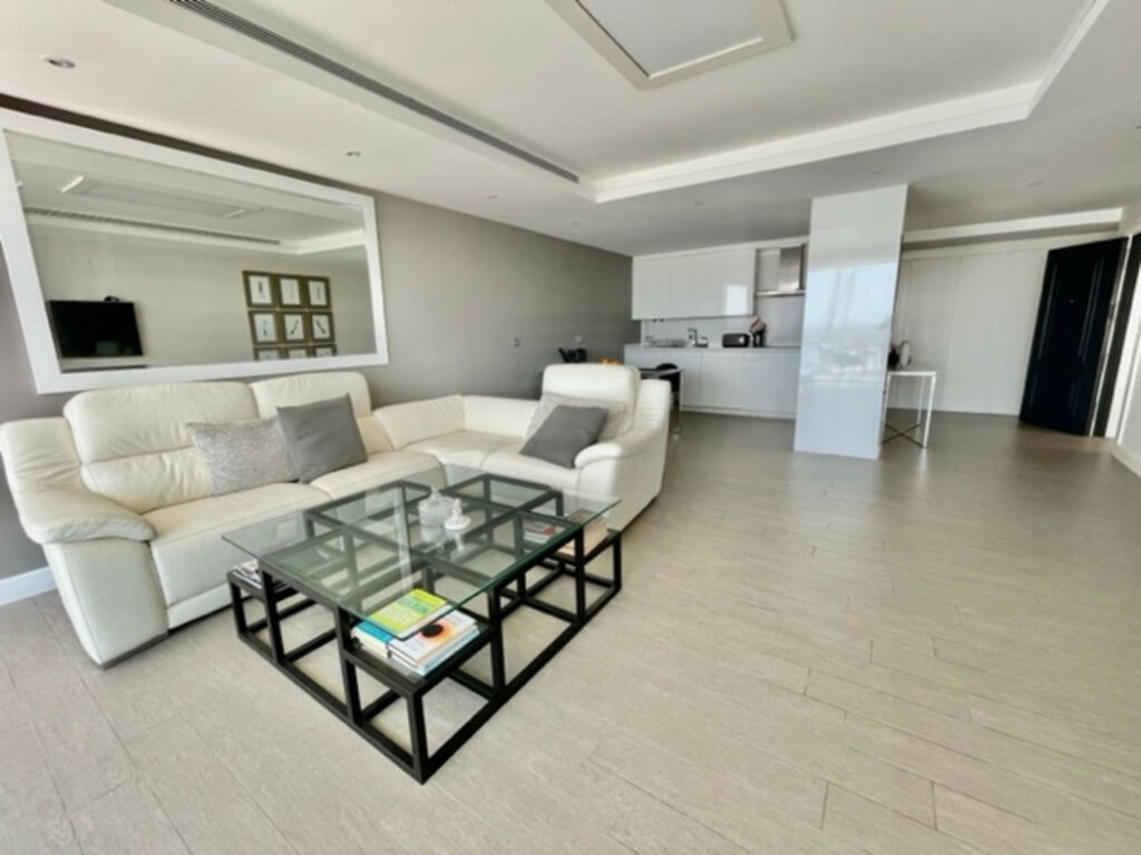 Middle Floor Apartment Puerto Banús Málaga - image 3