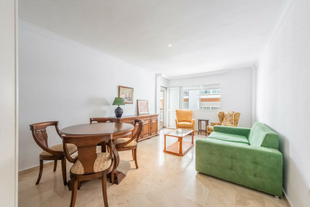 Middle Floor Apartment Estepona Málaga - image 2