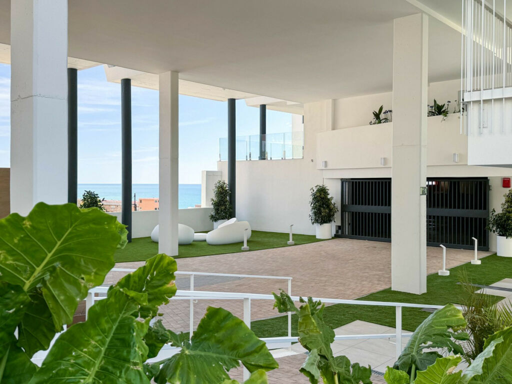 Middle Floor Apartment Fuengirola Málaga - image 4