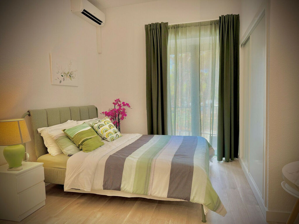 Middle Floor Apartment Calahonda Málaga - image 3