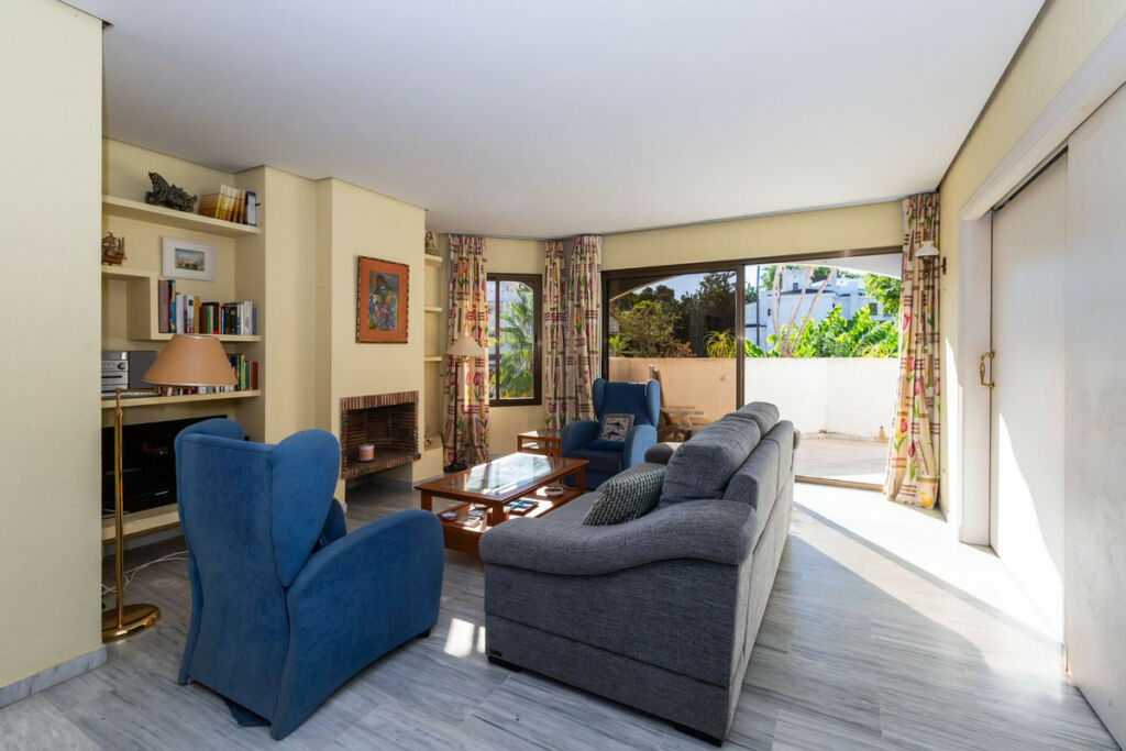 Middle Floor Apartment Elviria Málaga - image 3