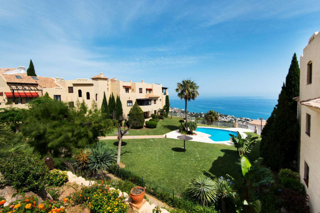 Middle Floor Apartment Benalmadena Málaga - image 3