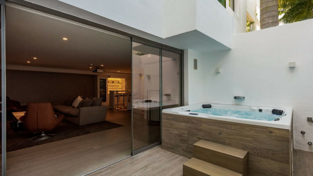 Detached Villa The Golden Mile Málaga - image 31