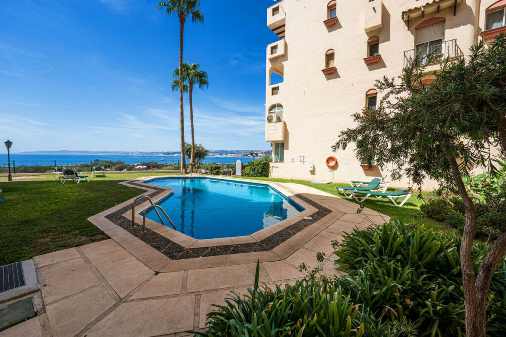 Middle Floor Apartment Estepona Málaga - image 33
