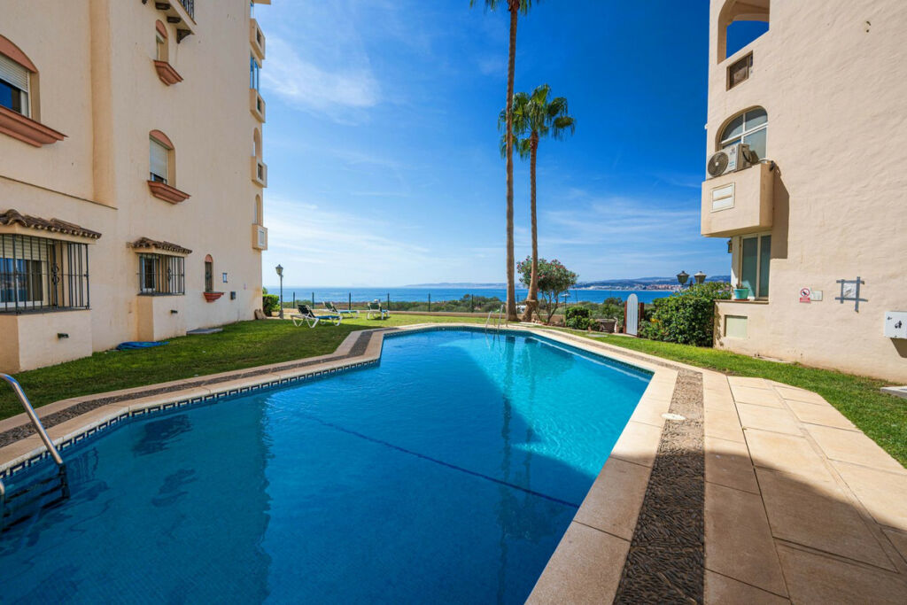 Middle Floor Apartment Estepona Málaga - image 34