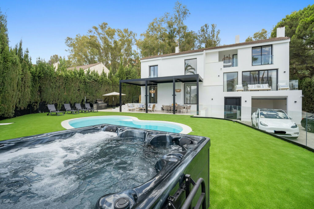 Detached Villa Nueva Andalucía Málaga - image 36
