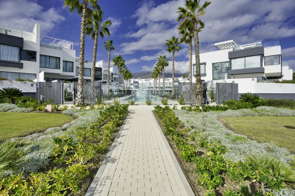 Semi-Detached House Estepona Málaga - image 2