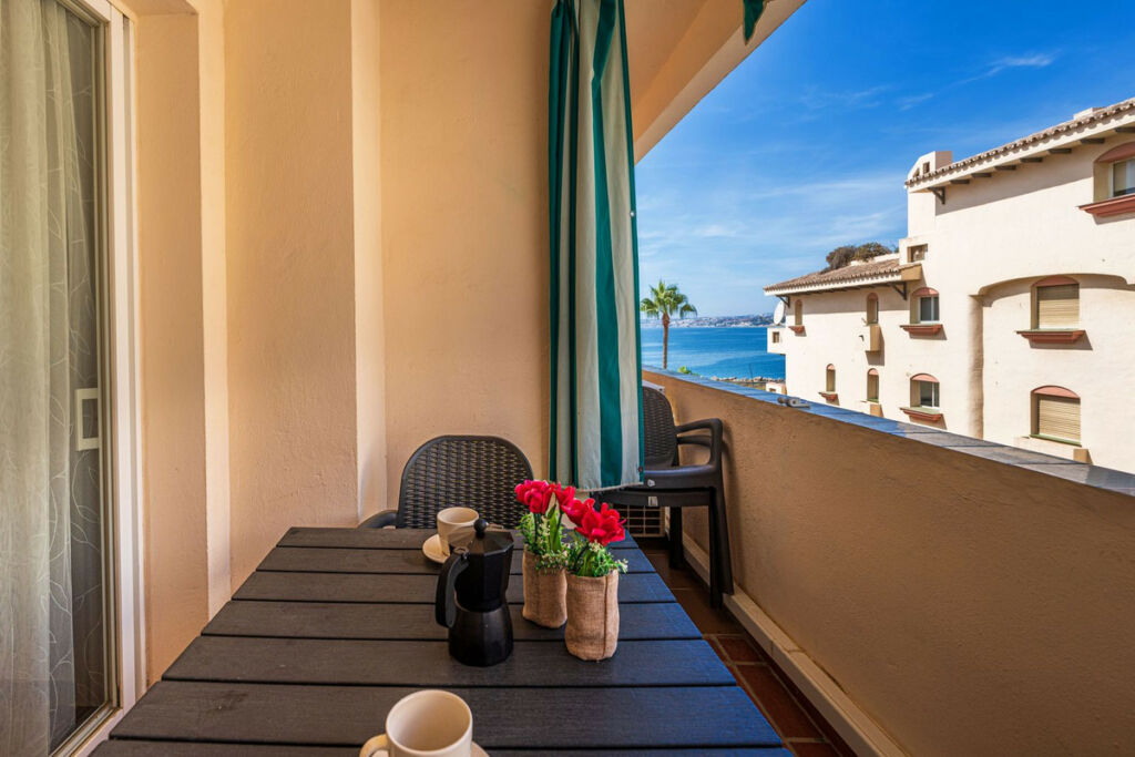 Middle Floor Apartment Estepona Málaga - image 4