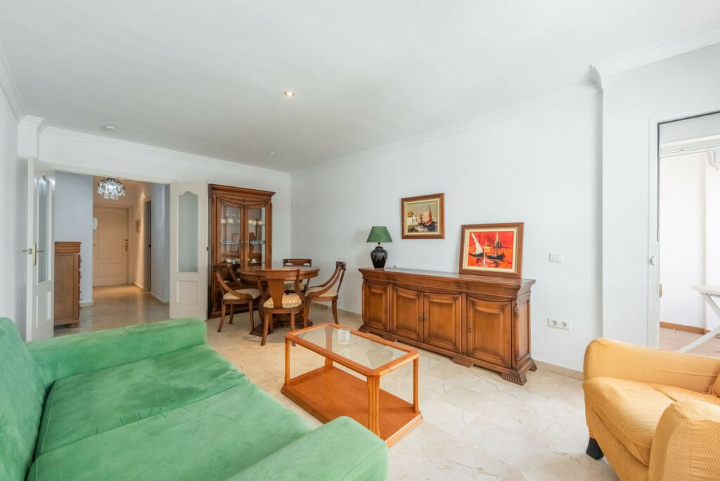 Middle Floor Apartment Estepona Málaga - image 4